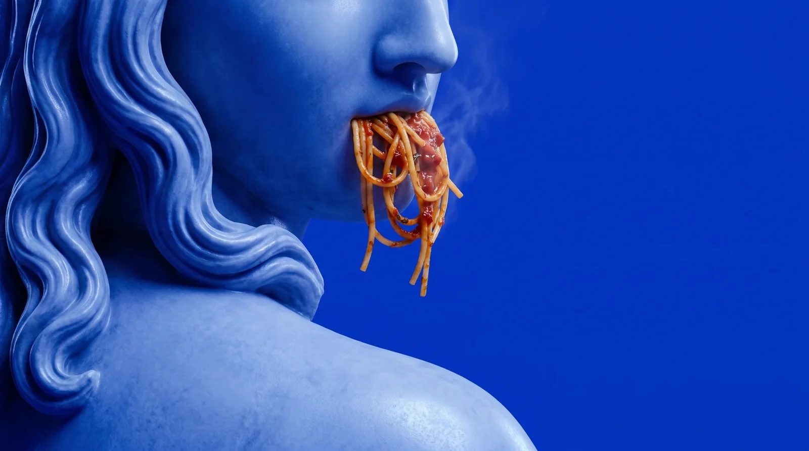 Blaue klassische Skulptur mit Spaghetti als surreales Gastronomiemotiv.